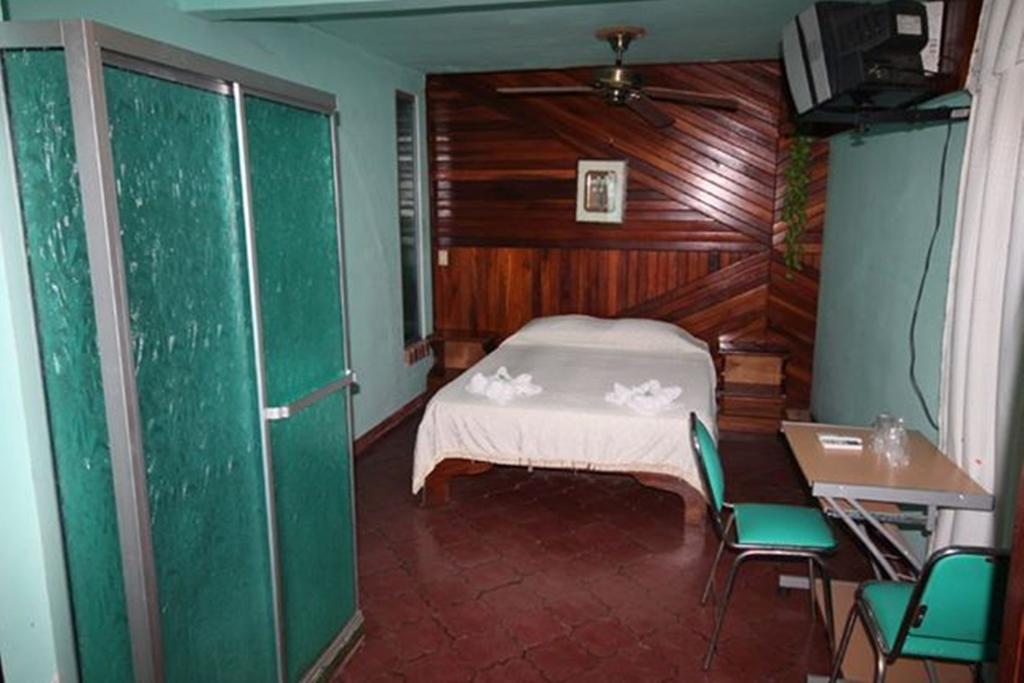 Hotel Jackie'S House Puntarenas Bilik gambar